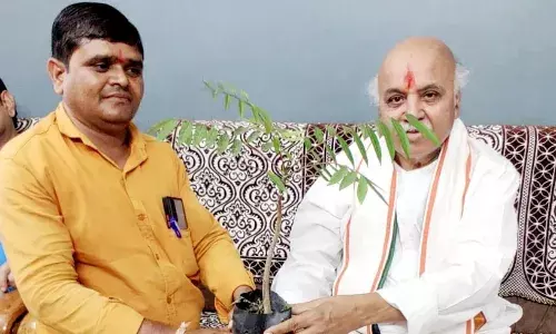 अंतरराष्ट्रीय हिंदू संत के स्वागत में किया पौधा भेंट