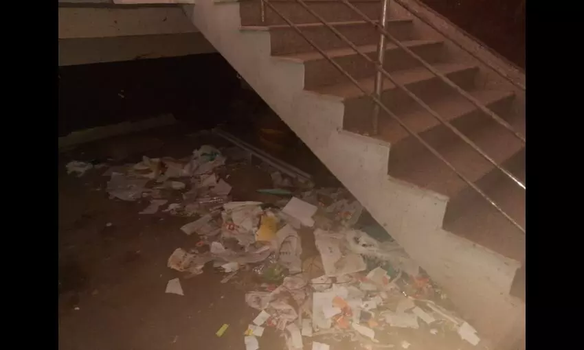 दूसरों को दे रहे स्वच्छता का संदेश, खुद के कार्यालय में फैली गंदगी