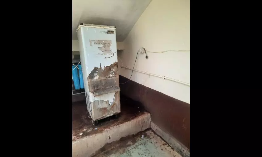 दूसरों को दे रहे स्वच्छता का संदेश, खुद के कार्यालय में फैली गंदगी