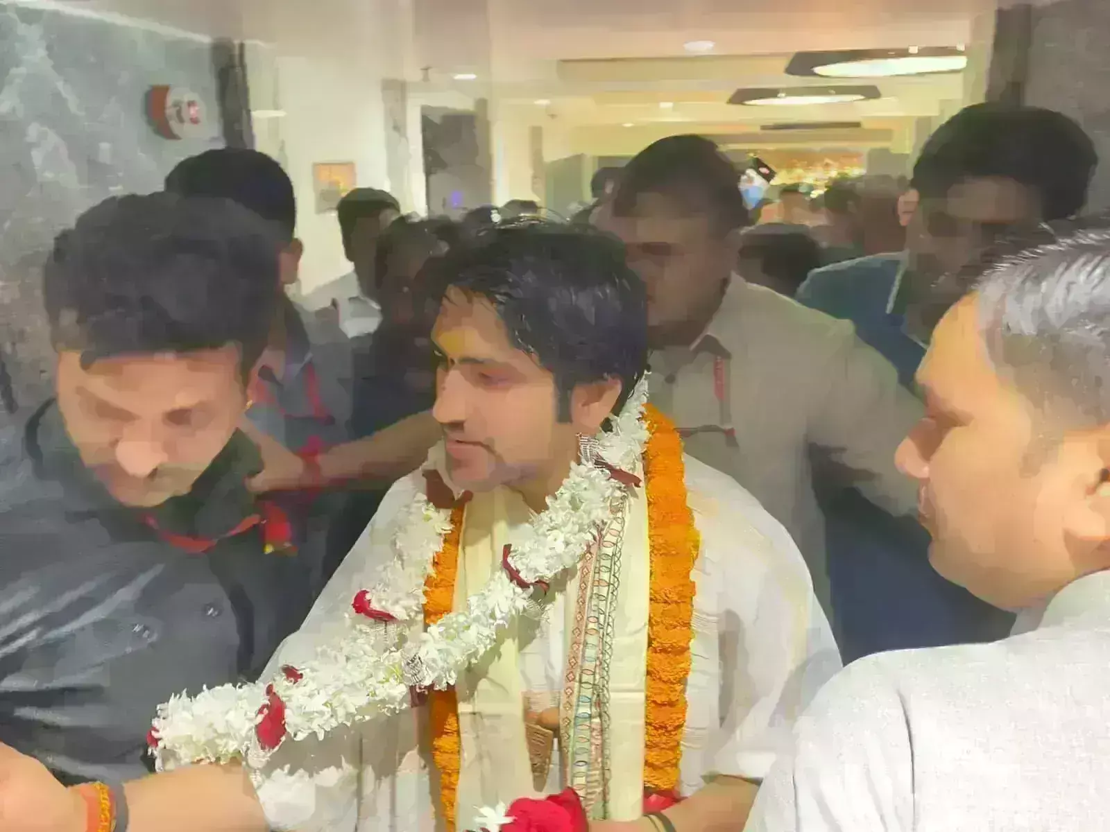 पटना पहुंचे बागेश्वर धाम के पीठाधीश्वर धीरेन्द्र शास्त्री, मनोज तिवारी ने किया स्वागत