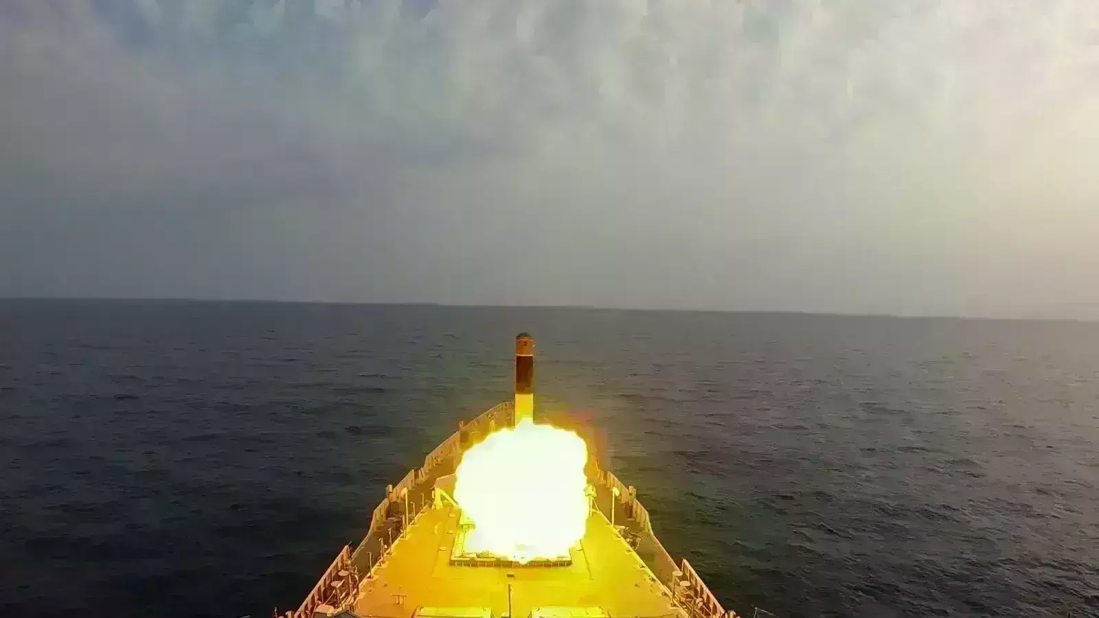 समुद्र में बढ़ी नौसेना की मारक क्षमता, INS Mormugao से ब्रह्मोस मिसाइल का सफल परीक्षण