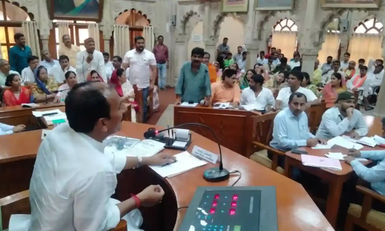 पार्षद बोले निगम में गधे का काम घोड़े कर रहे है और घोड़ो का काम गधे