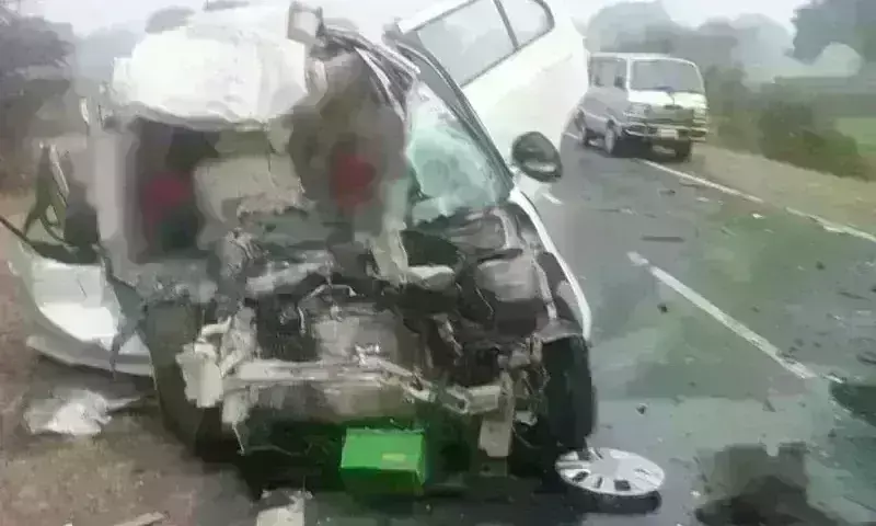 मंदसौर में बड़ा हादसा, ट्राले से टकराई कार, तीन युवकों की मौत मंदसौर में बड़ा हादसा, ट्राले से टकराई कार, तीन युवकों की मौत