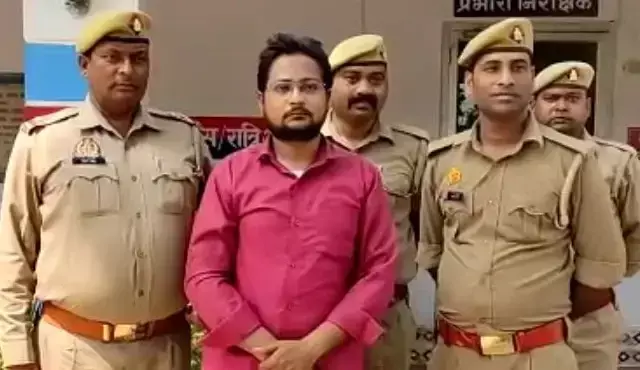 पुलिस गिरफ्त में शाजहांपुर में यौन शोषण का आरोपी कम्प्यूटर टीचर मोहम्मद अली पुलिस गिरफ्त में शाजहांपुर में यौन शोषण का आरोपी कम्प्यूटर टीचर मोहम्मद अली