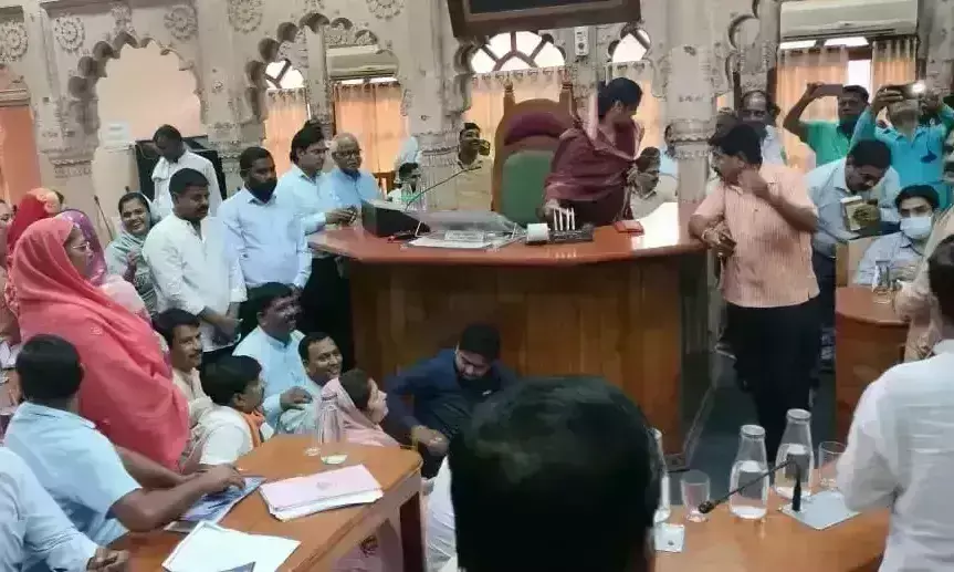 ग्वालियर निगम परिषद में अपनी ही सरकार के खिलाफ धरने पर बैठे कांग्रेस पार्षद, लगाए नारे