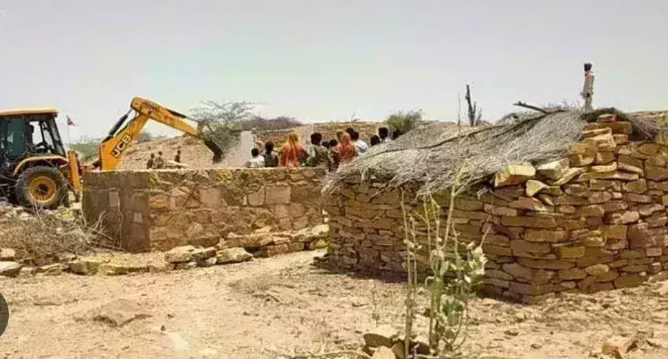 राजस्थान में पाकिस्तान से आए हिंदू परिवारों के घरों पर चला बुलडोजर, 150 लोग सड़कों पर रहने को मजबूर