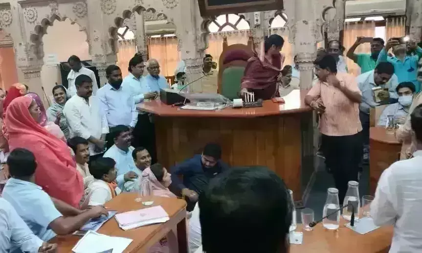 ग्वालियर निगम परिषद में अपनी ही सरकार के खिलाफ धरने पर बैठे कांग्रेस पार्षद, लगाए नारे