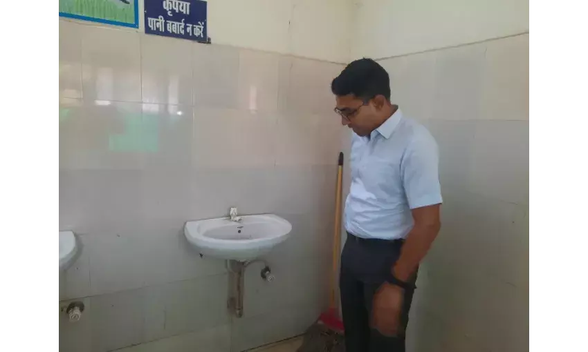 बदहाल अस्पताल और बेहाल मरीजों को देखकर लगाई फटकार  निरीक्षण में जिपं सीईओ को गंदगी और गर्मी में तड़पते मिले मरीज