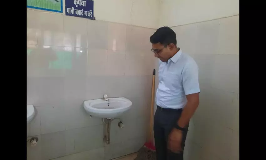 बदहाल अस्पताल और बेहाल मरीजों को देखकर लगाई फटकार  निरीक्षण में जिपं सीईओ को गंदगी और गर्मी में तड़पते मिले मरीज