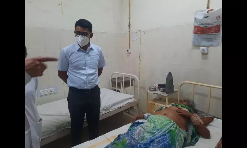 बदहाल अस्पताल और बेहाल मरीजों को देखकर लगाई फटकार  निरीक्षण में जिपं सीईओ को गंदगी और गर्मी में तड़पते मिले मरीज