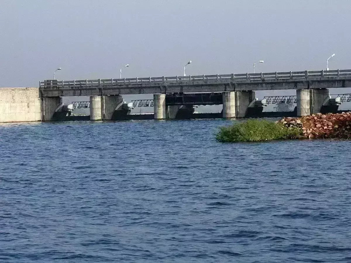 तिघरा के बड़े लीकेज बंद करने पानी में उतरे गोताखोर, पूरा नहीं हो पाया काम