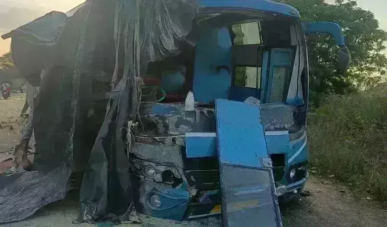 उज्जैन में बड़ा हादसा, ट्राले से भिड़ी बस, पांच यात्रियों की मौत, 13 घायल