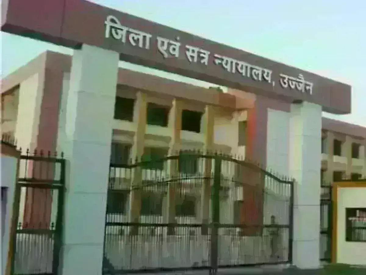 उज्जैन कोर्ट में मचा हंगामा, बुलेट से आया युवक चिल्लाया- मैंने मर्डर किया है...