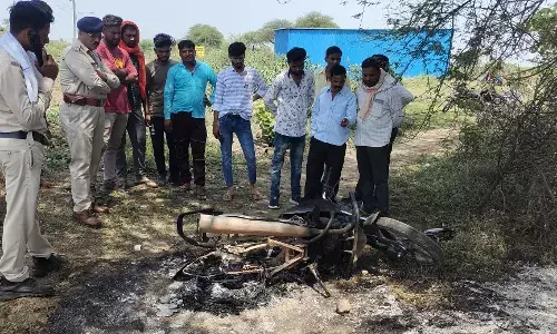 आधी रात मे घर के सामने से मोटरसाइकिल हुई चोरी