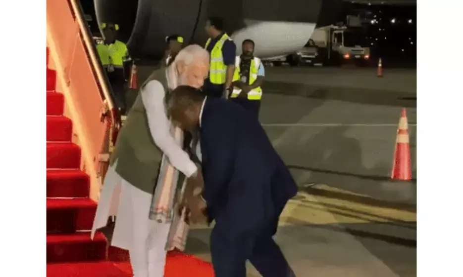पापुआ न्यू गिनी के प्रधानमंत्री ने पीएम मोदी के पैर छूकर किया स्वागत, देखें वीडियो