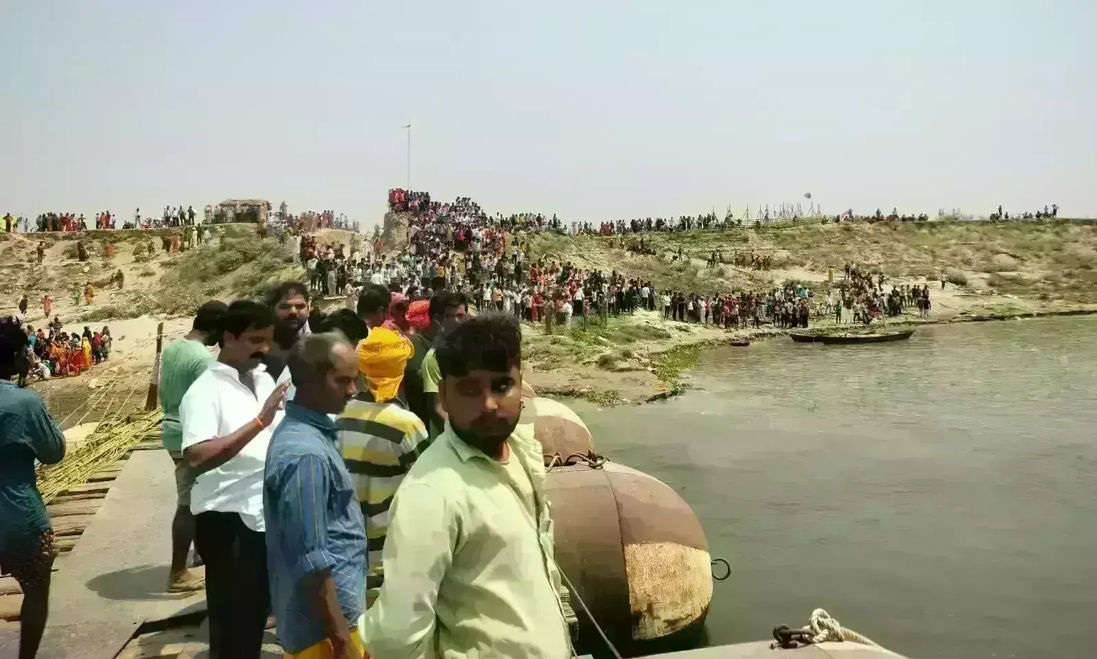 गंगा नदी में पलटी नाव, 4 की मौत, 25 से अधिक लापता, बचाव जारी