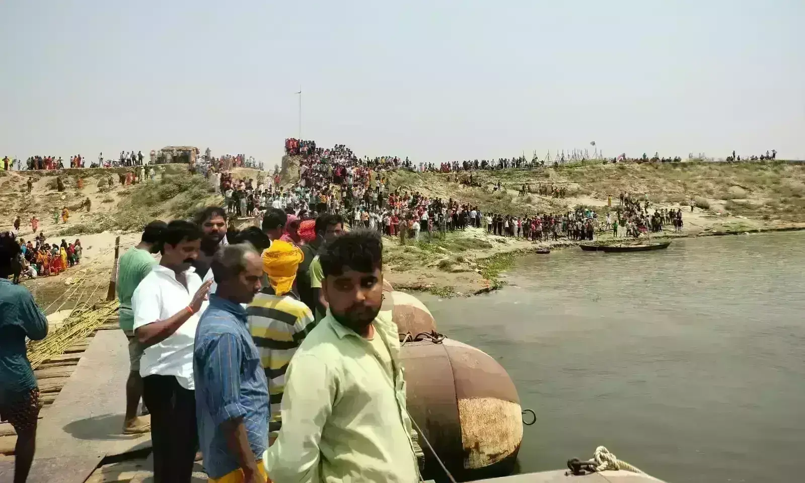 गंगा नदी में पलटी नाव, 4 की मौत, 25 से अधिक लापता, बचाव जारी