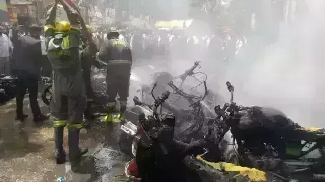 लखनऊ सिविल कोर्ट के बाहर लगी आग, वकीलों की गाड़ियां जलकर हुई खाक