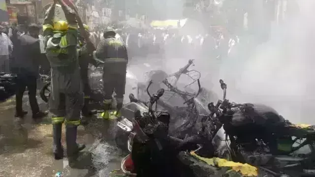 लखनऊ सिविल कोर्ट के बाहर लगी आग, वकीलों की गाड़ियां जलकर हुई खाक