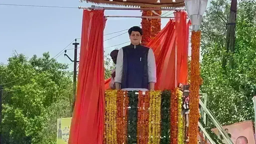 उप्र : मैनपुरी चौराहे पर स्थापित हुई माधवराव सिंधिया की मूर्ति, योगी आदित्यनाथ और ज्योतिरादित्य ने किया अनावरण