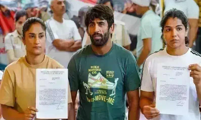 गंगा में मेडल बहाने हर की पौड़ी पहुंचे पहलवान, इंडिया गेट पर करेंगे आमरण अनशन गंगा में मेडल बहाने हर की पौड़ी पहुंचे पहलवान, इंडिया गेट पर करेंगे आमरण अनशन