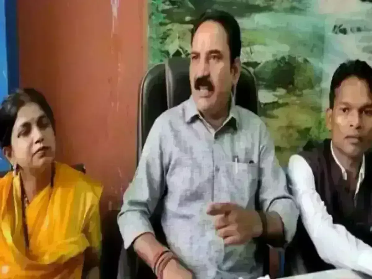 मध्यप्रदेश गृहमंत्री नरोत्तम मिश्रा से फोन कर रोए कांग्रेस नेता, कहा - मेरा परिवार खतरे में है बचा लीजिए मध्यप्रदेश गृहमंत्री नरोत्तम मिश्रा से फोन कर रोए कांग्रेस नेता, कहा - मेरा परिवार खतरे में है बचा लीजिए