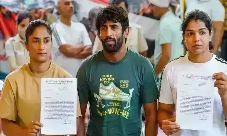 गंगा में मेडल बहाने हर की पौड़ी पहुंचे पहलवान, इंडिया गेट पर करेंगे आमरण अनशन