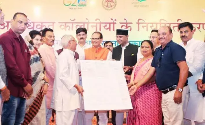 अवैध कॉलोनियों को वैध करने के साथ भ्रष्टों को कसा जाना भी जरूरी