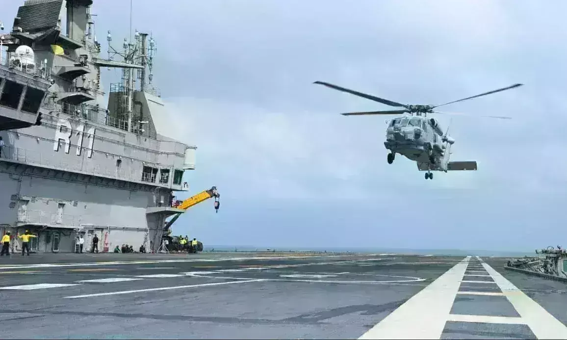 INS विक्रांत पर पहली बार लैंड हुआ Anti Submarine हेलीकॉप्टर Romeo, MK 54 टॉरपीडो और रॉकेट से लैस