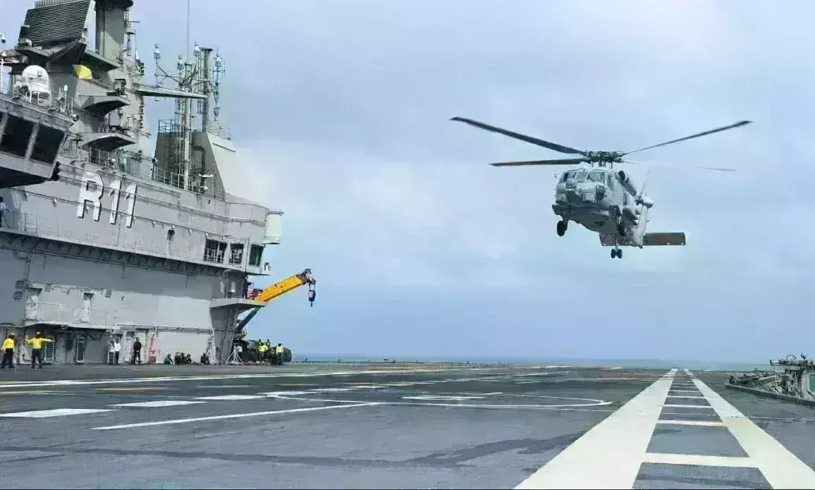 INS विक्रांत पर पहली बार लैंड हुआ Anti Submarine हेलीकॉप्टर Romeo, MK 54 टॉरपीडो और रॉकेट से लैस