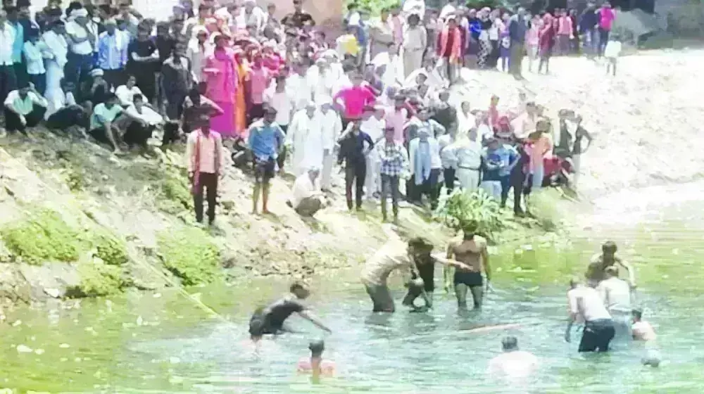 तालाब में गिरी चप्पल निकालने में पैर फिसलने से तीन भाइयों की मौत