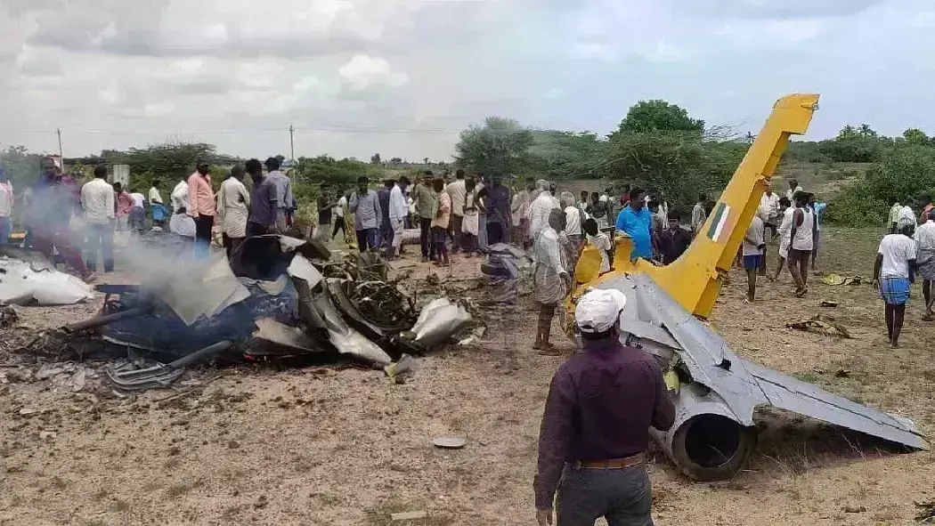 कर्नाटक में क्रैश हुआ भारतीय वायुसेना का ट्रेनी विमान, दोनों पायलट की बची जान