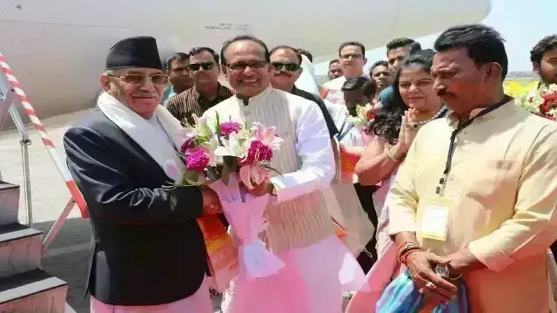 नेपाल के प्रधानमंत्री पुष्प कमल प्रचंड इंदौर पहुंचे, मुख्यमंत्री शिवराज सिंह ने किया स्वागत