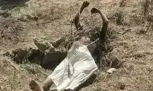 मुरैना में युवक की निर्मम हत्या, नग्नावस्था में खेत में मिला शव, पहचान छिपाने के लिए चेहरा जलाया मुरैना में युवक की निर्मम हत्या, नग्नावस्था में खेत में मिला शव, पहचान छिपाने के लिए चेहरा जलाया