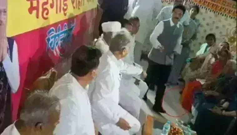 महिलाओं से चर्चा के दौरान बंद हुआ अशोक गहलोत का माइक, गुस्से में उठाकर फेंका महिलाओं से चर्चा के दौरान बंद हुआ अशोक गहलोत का माइक, गुस्से में उठाकर फेंका