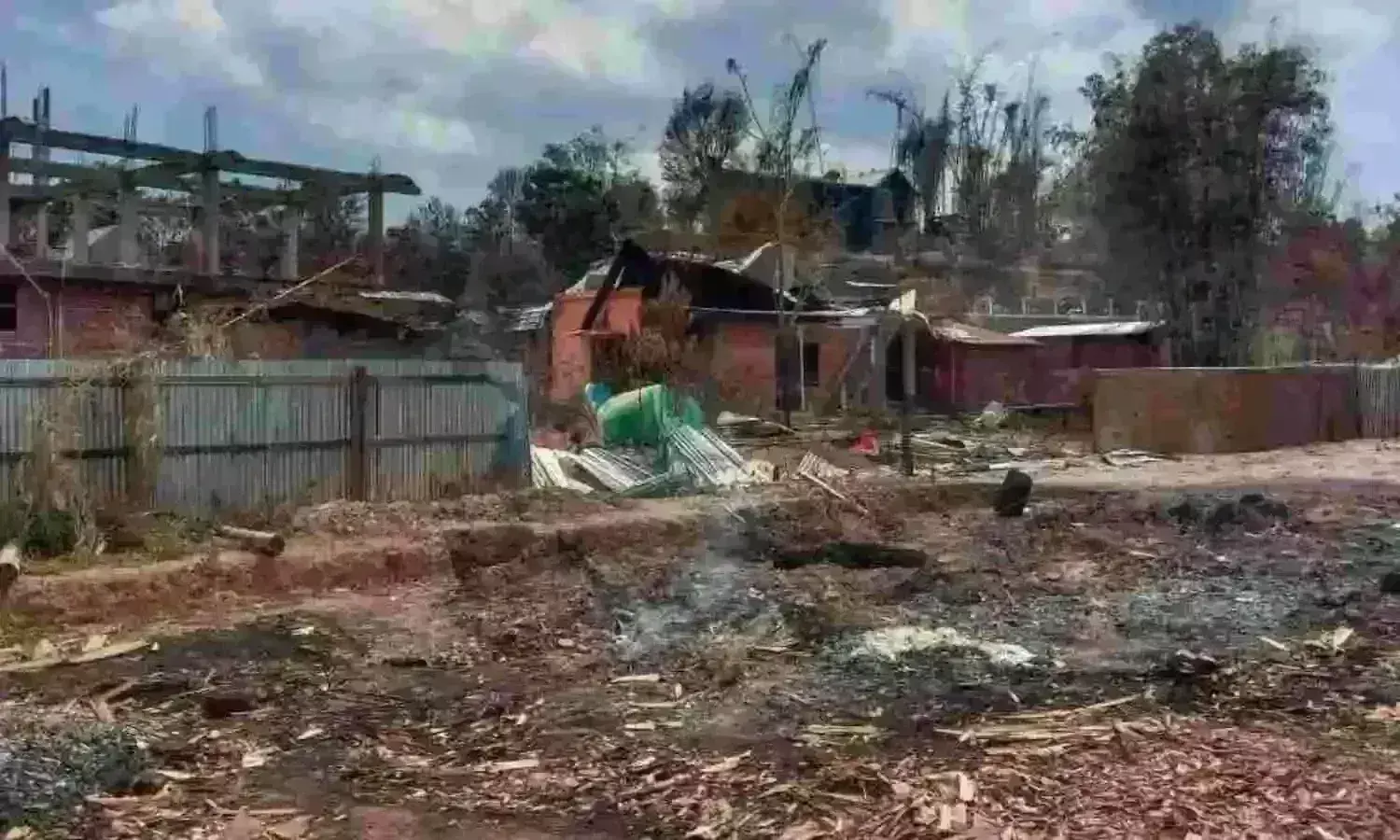 मणिपुर में कुकी उग्रवादियों ने फिर की फायरिंग, 15 ग्रामीण घायल