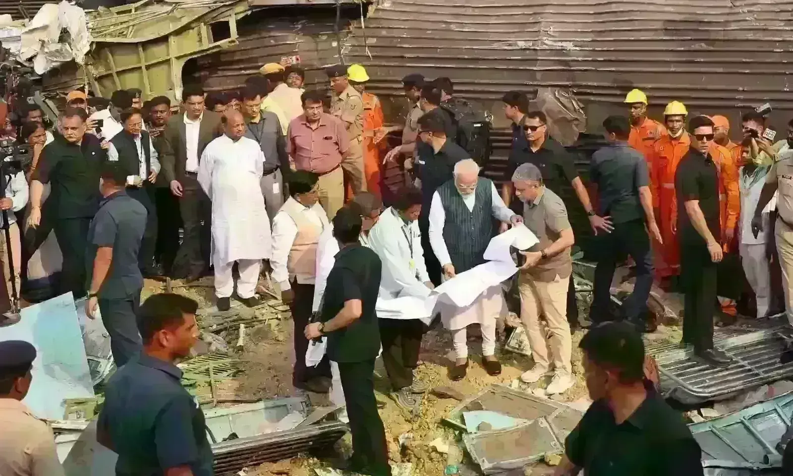 Odisha Train Accident : प्रधानमंत्री मोदी ने हादसा स्थल का जायजा लिया, अस्पताल में घायलों से मिलकर जाना हाल Odisha Train Accident : प्रधानमंत्री मोदी ने हादसा स्थल का जायजा लिया, अस्पताल में घायलों से मिलकर जाना हाल