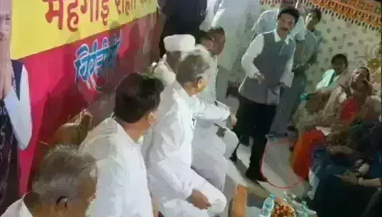 महिलाओं से चर्चा के दौरान बंद हुआ अशोक गहलोत का माइक, गुस्से में उठाकर फेंका