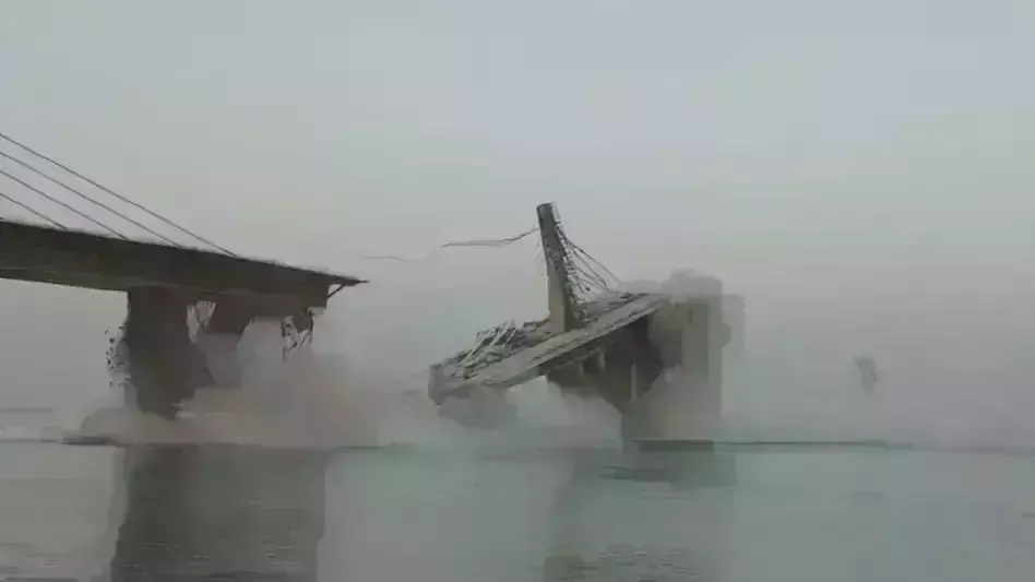 बिहार में गंगा नदी पर बना पुल गिरा, एक साल पहले भी इसी पुल का स्लैब गिरा था
