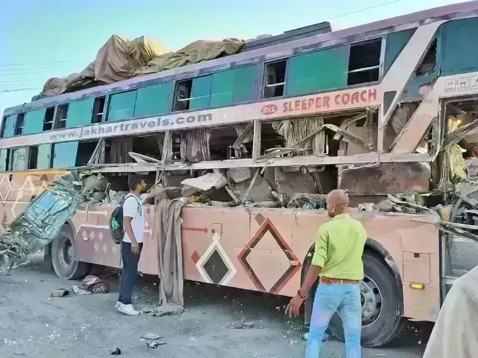 बदनावर में बड़ा हादसा : बस को ट्राले ने मारी टक्कर, आठ यात्री घायल