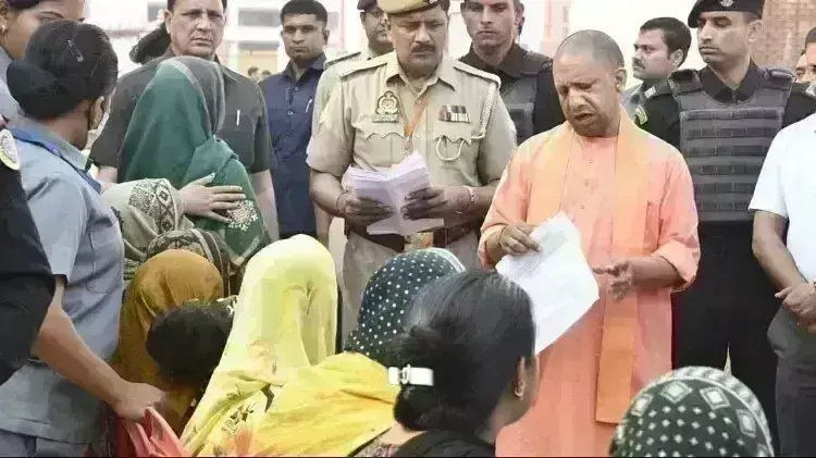मुख्यमंत्री योगी ने जनता दर्शन में सुनीं फरियाद, अधिकारियों को दिए निर्देश