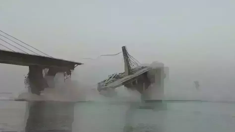 बिहार में गंगा नदी पर बना पुल गिरा, एक साल पहले भी इसी पुल का स्लैब गिरा था
