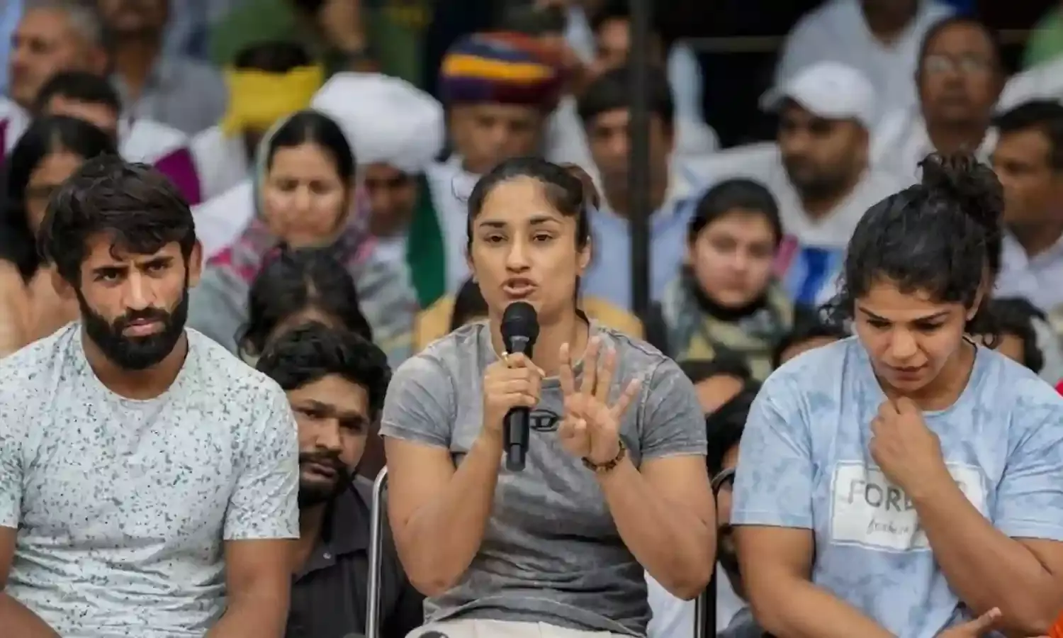 बृजभूषण सिंह के खिलाफ आंदोलन को बड़ा झटका, अमित शाह से मुलाकात के बाद नौकरी पर लौटे पहलवान