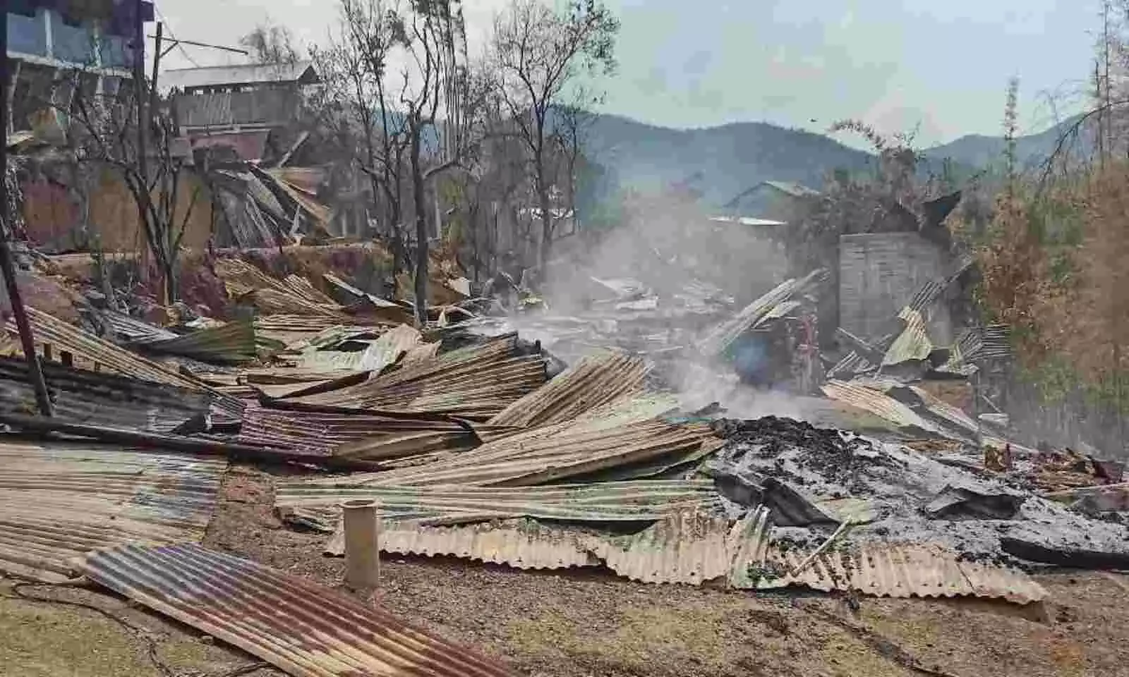 मणिपुर में फिर भड़की हिंसा, एंबुलेंस में लगायी गयी आग, इरोइसेम्बा में तीन लोग जिंदा जले मणिपुर में फिर भड़की हिंसा, एंबुलेंस में लगायी गयी आग, इरोइसेम्बा में तीन लोग जिंदा जले