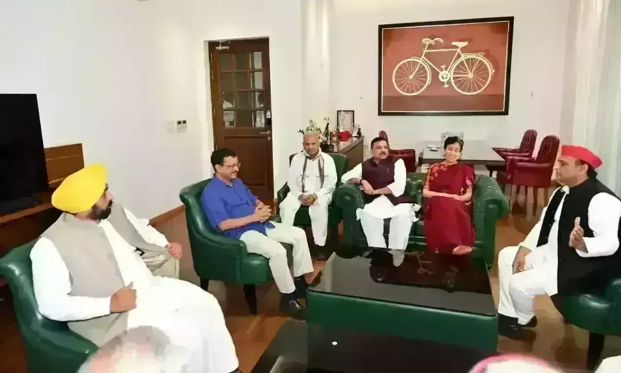 अरविंद केजरीवाल ने अखिलेश यादव से की मुलाकात, दिल्ली अध्यादेश पर मांगा समर्थन अरविंद केजरीवाल ने अखिलेश यादव से की मुलाकात, दिल्ली अध्यादेश पर मांगा समर्थन