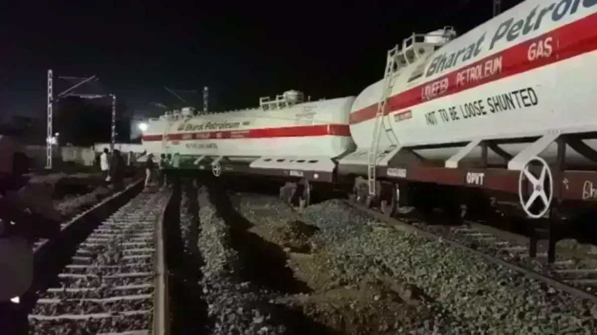 ओडिशा के बाद जबलपुर में रेल हादसा, मालगाड़ी के दो डिब्बे पटरी से उतरे