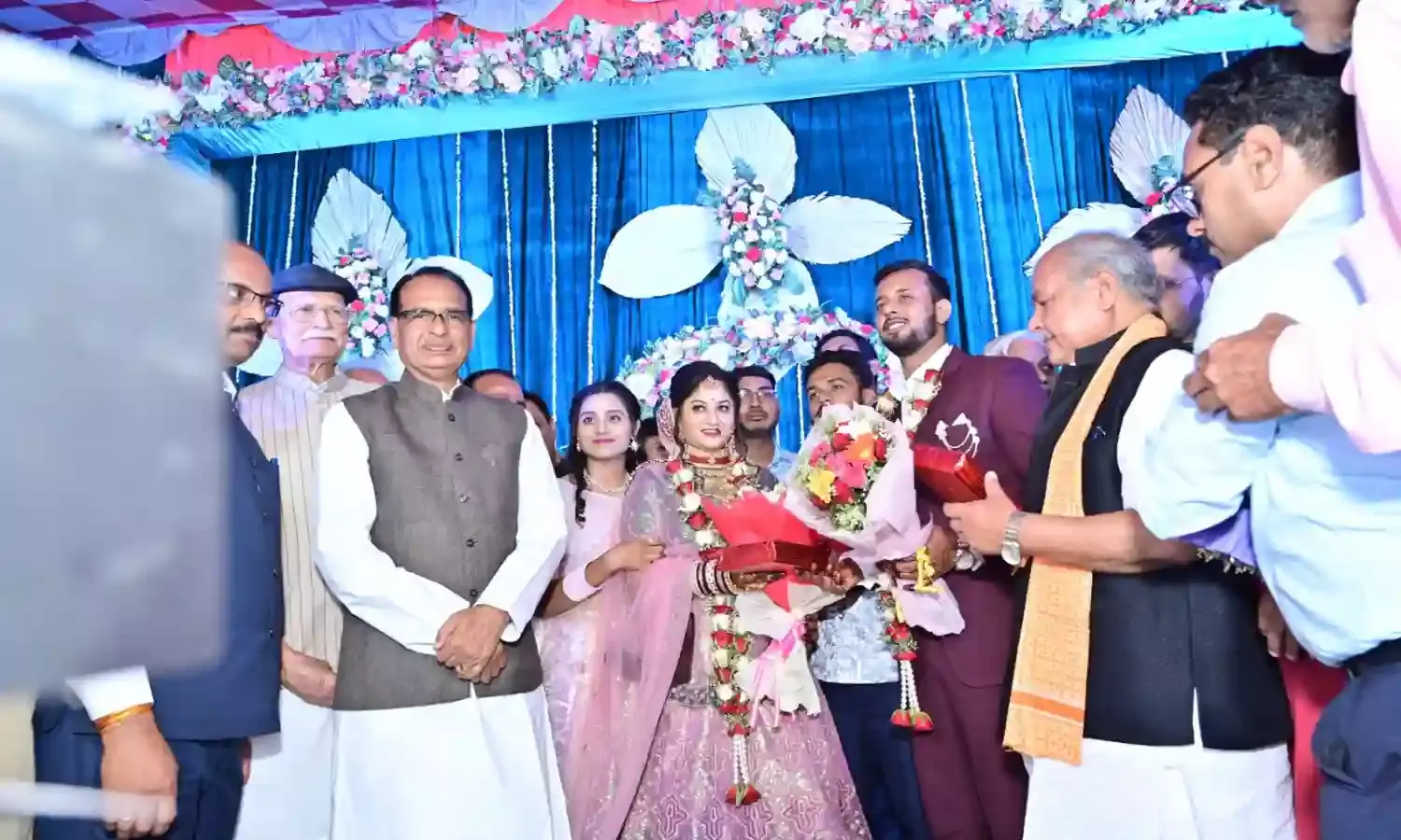 पीएसओ के पुत्र के विवाह में शामिल हुए शिवराज सिंह पीएसओ के पुत्र के विवाह में शामिल हुए शिवराज सिंह