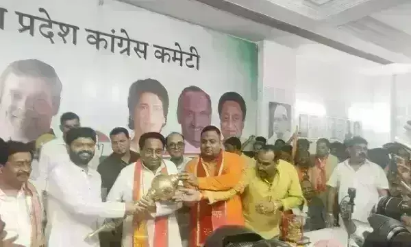 मप्र में सत्ता के लिए कमलनाथ सॉफ्ट हिंदुत्व की राह पर, राहुल गांधी अमेरिका से खोल रहे कांग्रेस की पोल मप्र में सत्ता के लिए कमलनाथ सॉफ्ट हिंदुत्व की राह पर, राहुल गांधी अमेरिका से खोल रहे कांग्रेस की पोल