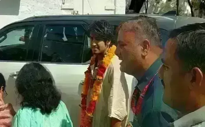 मप्रः शिवपुरी में एसपी के घर पहुंचे पंडित धीरेंद्र शास्त्री, बंगले पर उमड़ी भीड़