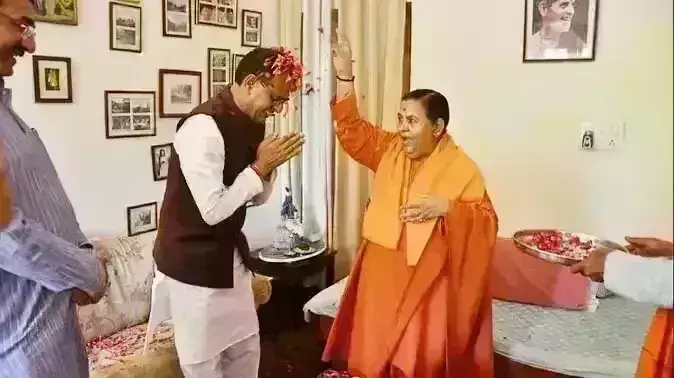मप्र : उमा भारती से मिले मुख्यमंत्री शिवराज, लाडली बहनों के खातों में राशि डालने से पहले लिया आशीर्वाद